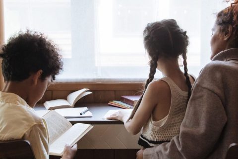 How to Choose a Critical Thinking Homeschool Curriculum That Builds Independent Thinkers