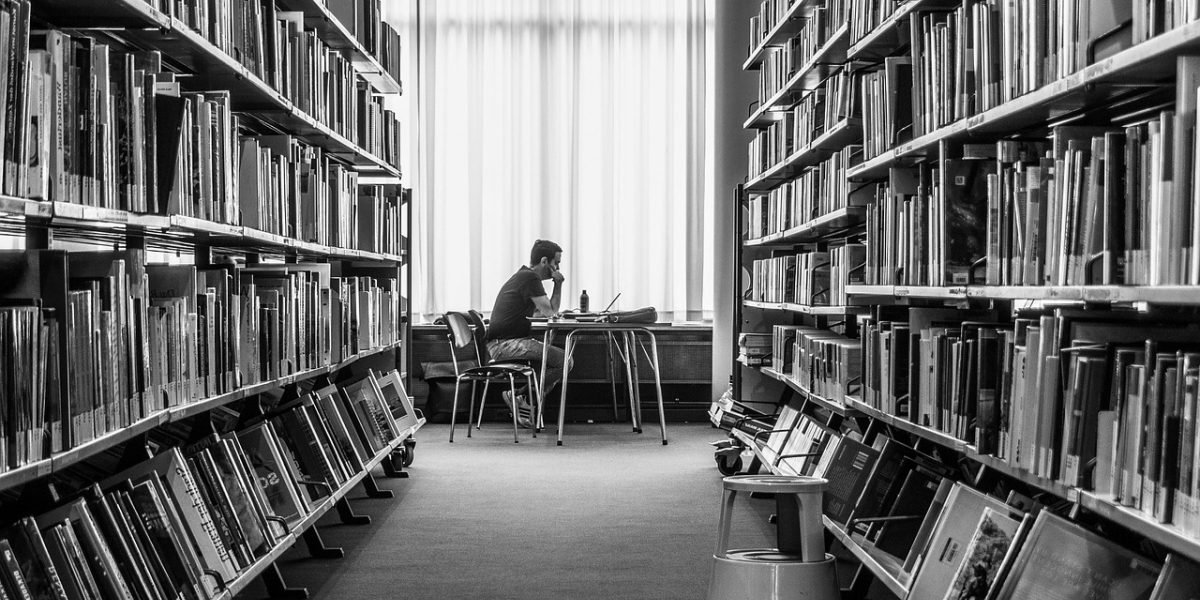 A student concentrating intently on their studies, illustrating the benefits of a deliberate practice routine and focused learning.