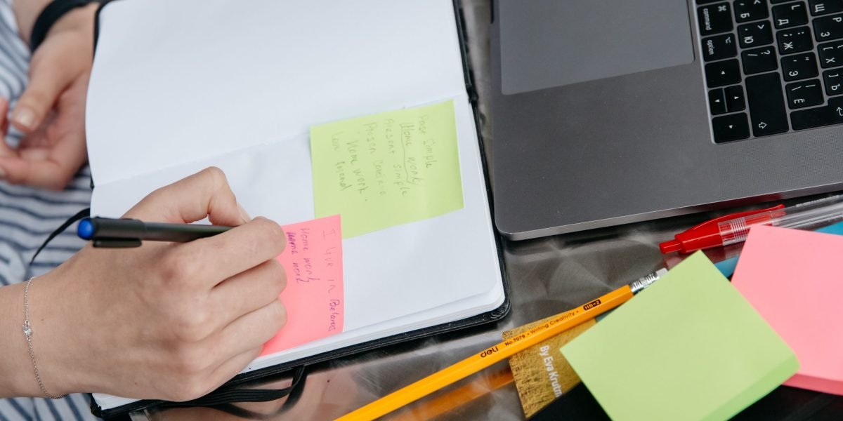 An individual effectively organizes digital notes, creating a connected knowledge base for better learning.