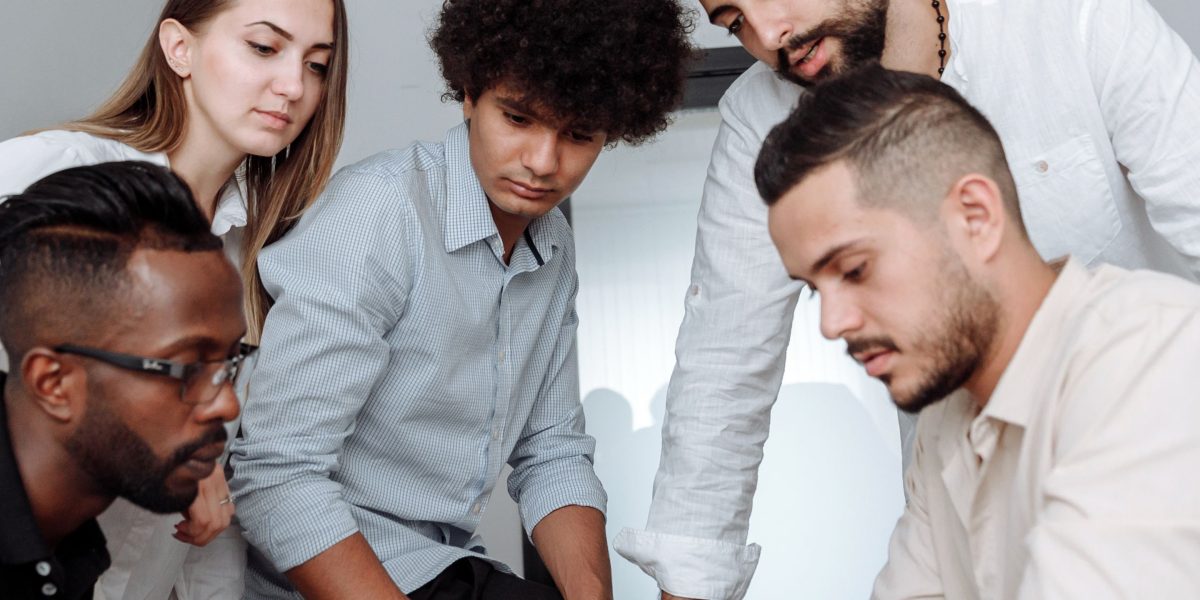 Collaborative learning environments, like peer discussions in online labs, enhance critical thinking and problem-solving.
